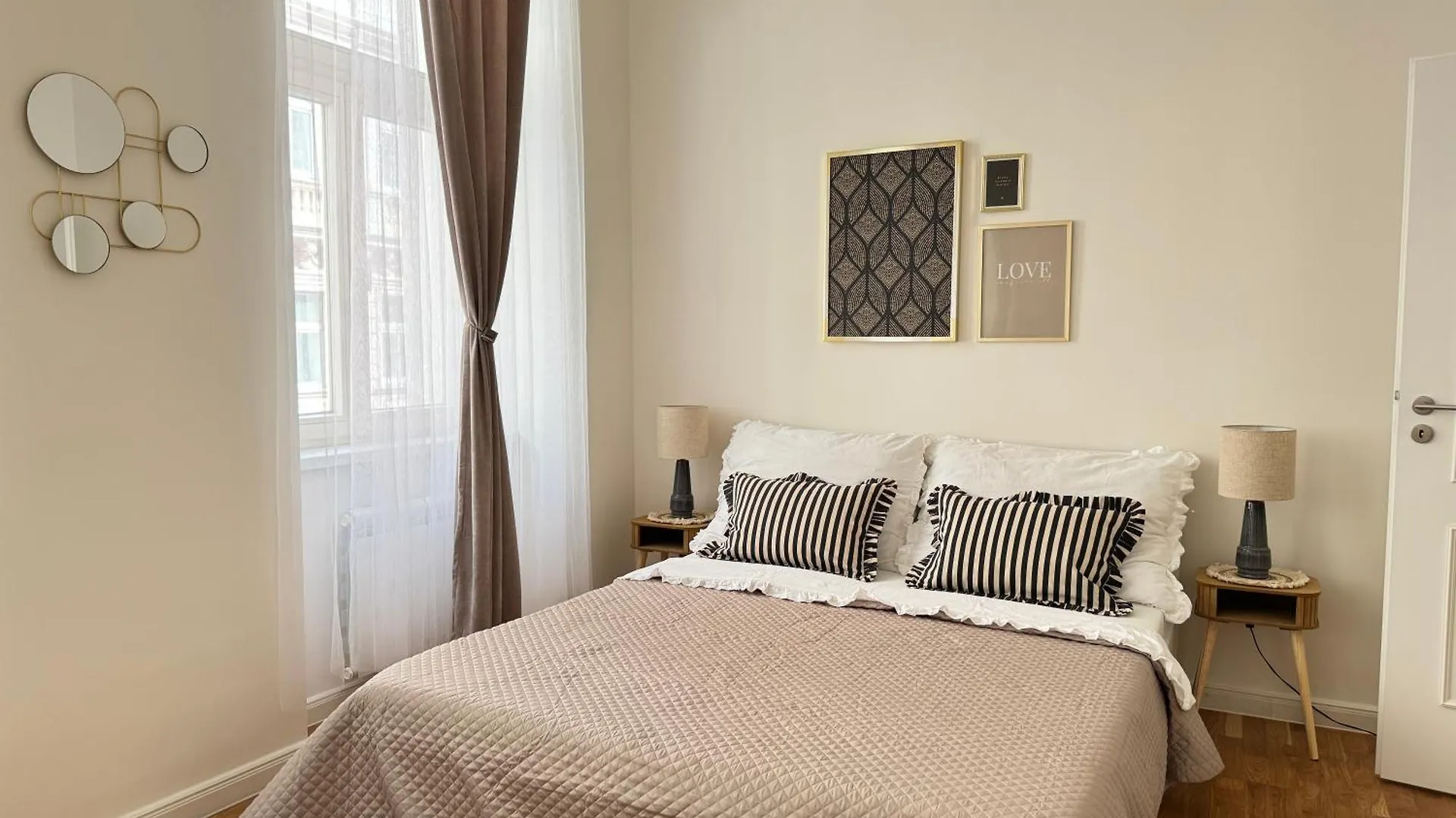 New! Deluxe Studio In City Centre! Florence! Prague Czech Republic
