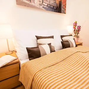 Wenceslas Square Lofts דירה